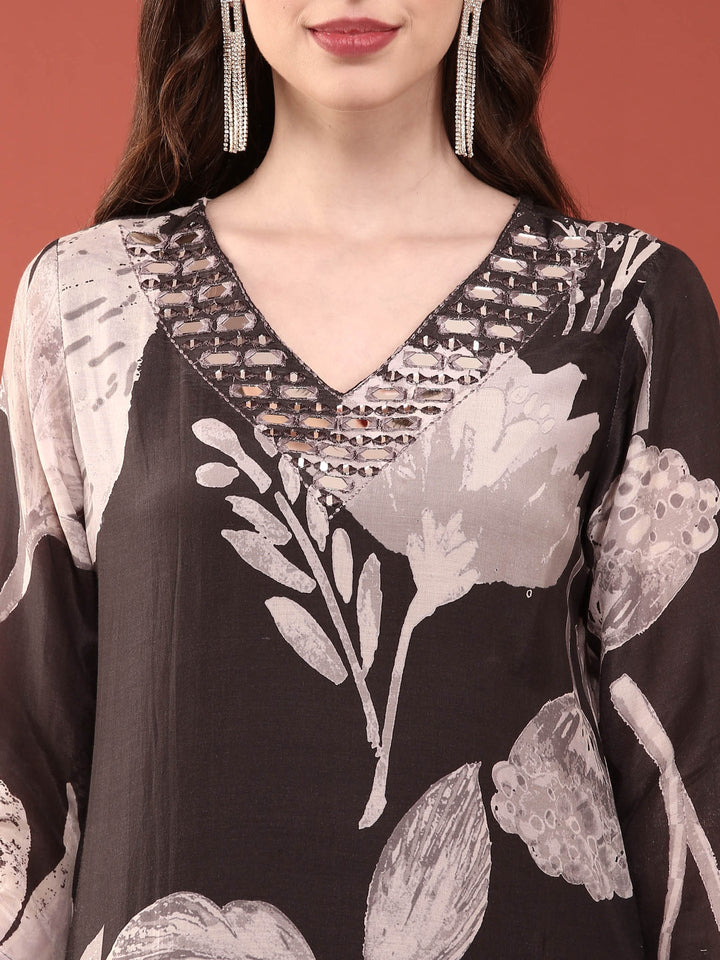 Neerus Black silk digital printed suit set - detail view 1