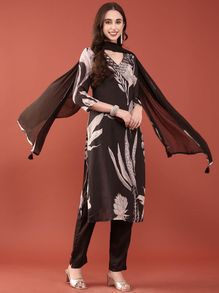 Neerus Black silk digital printed suit set - detail view 2