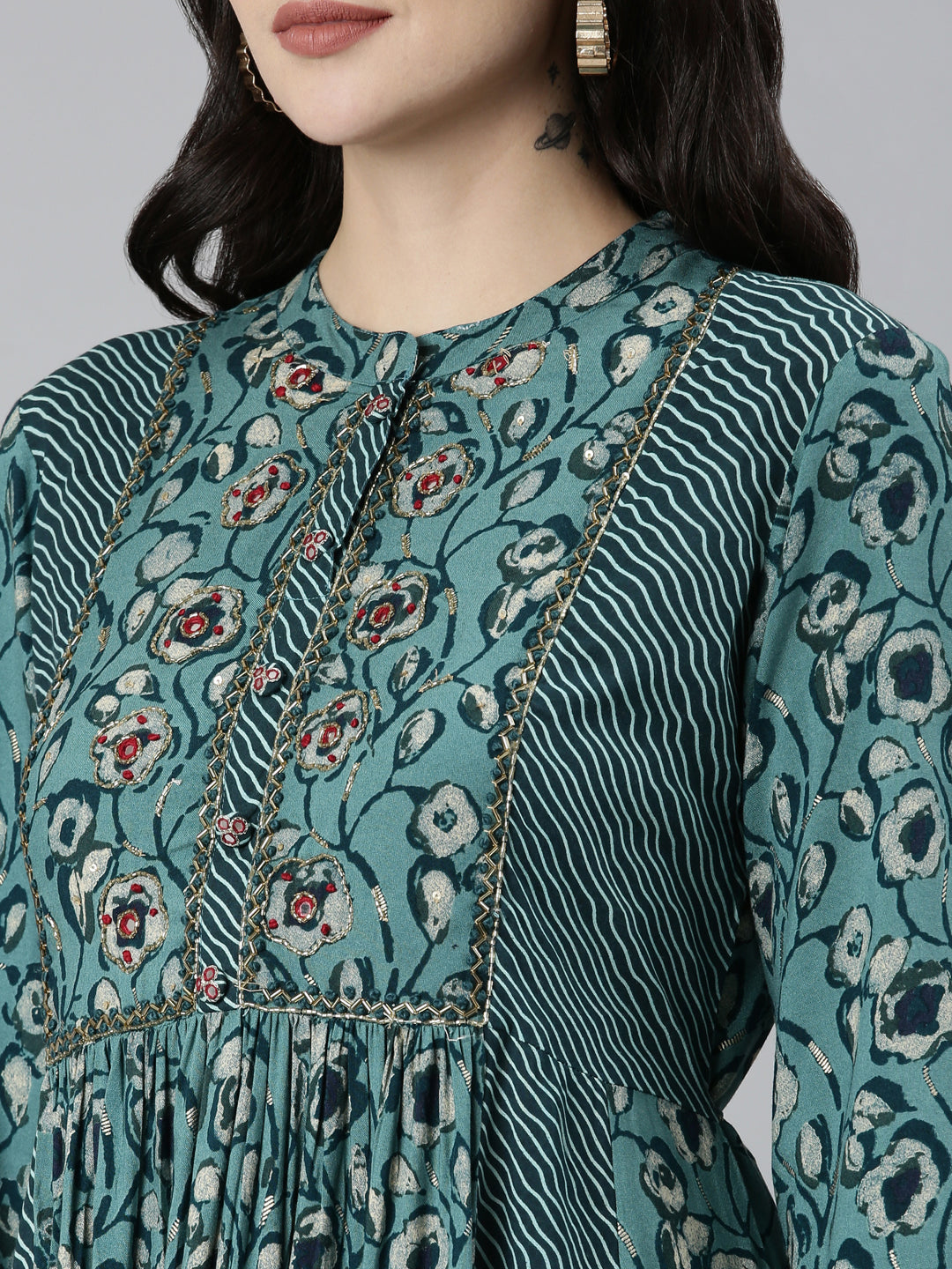 Neerus Green floral printed straight dress - detail view 1