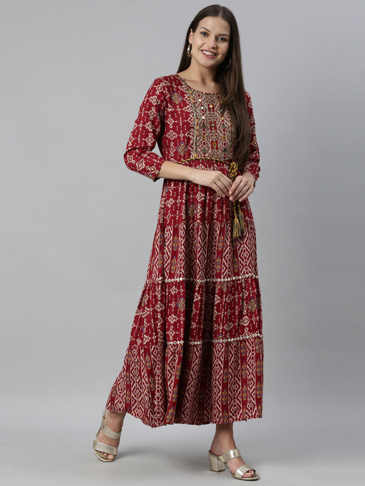 Neerus Maroon rayon straight kurta - detail view 3