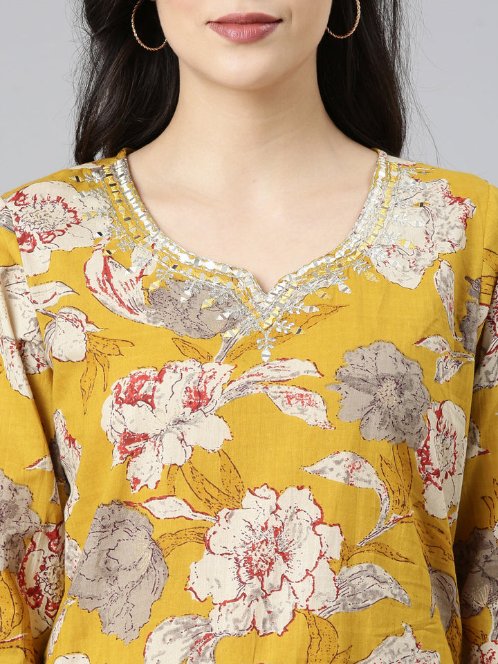 Neerus Yellow cotton printed suit set - detail view 1