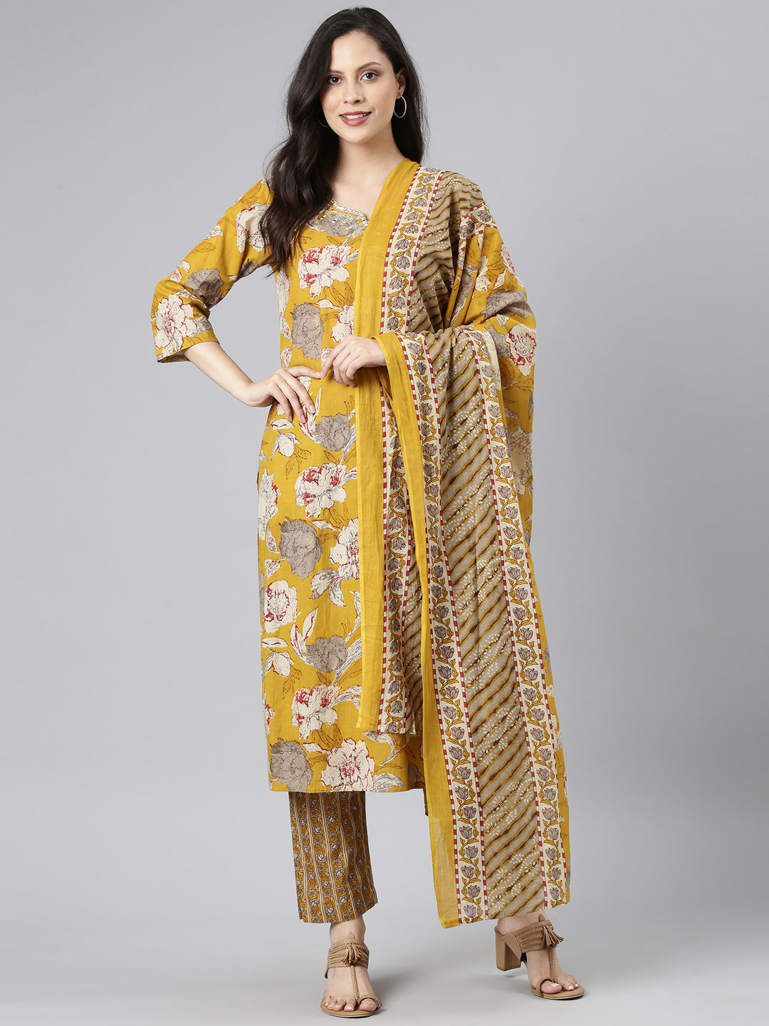 Neerus Yellow cotton printed suit set - detail view 2