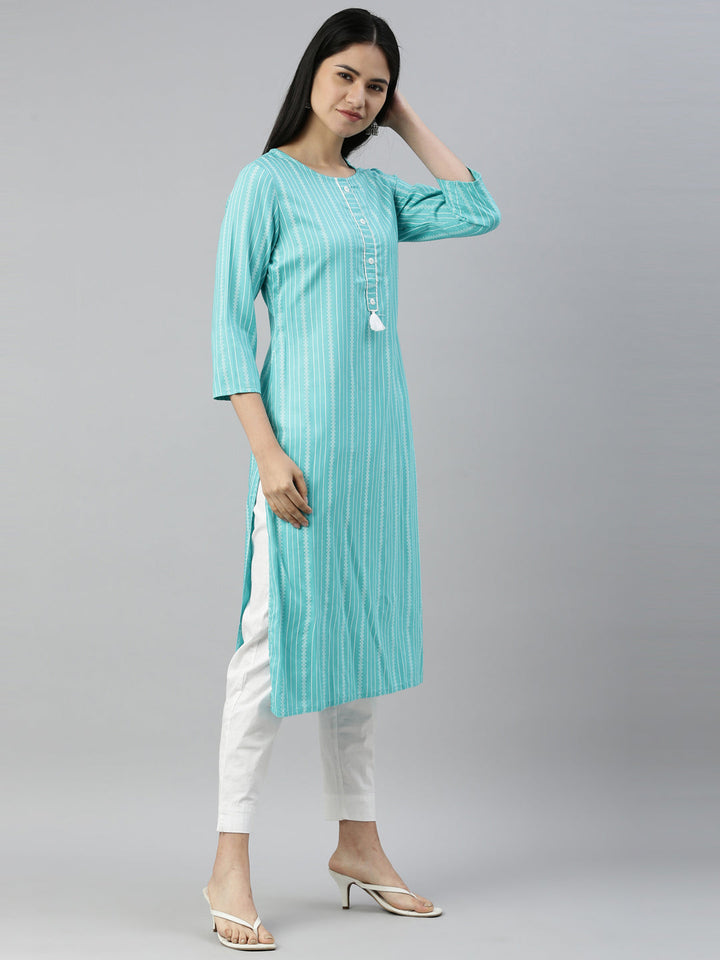 Neerus Green rayon solid kurta - side view