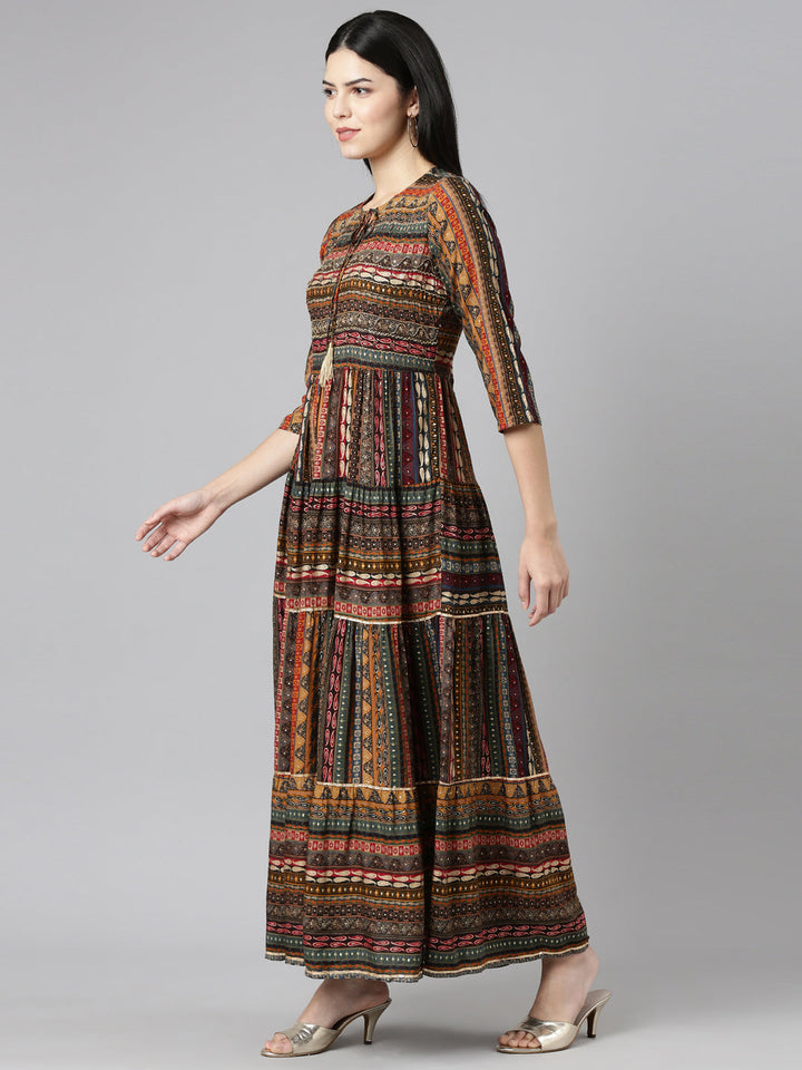 Neerus Black printed straight dress - back view