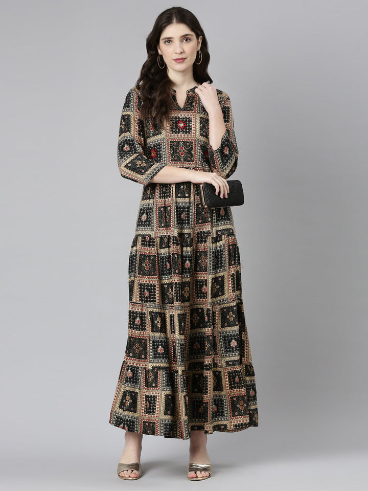 Neerus Black printed straight gown - detail view 2