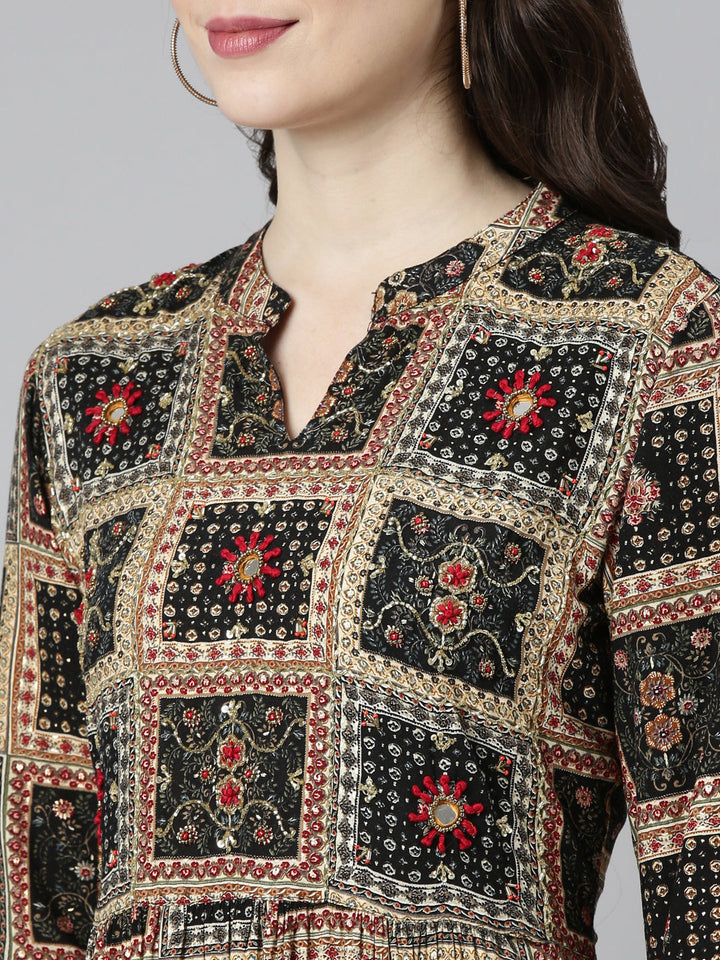Neerus Black printed straight gown - detail view 1