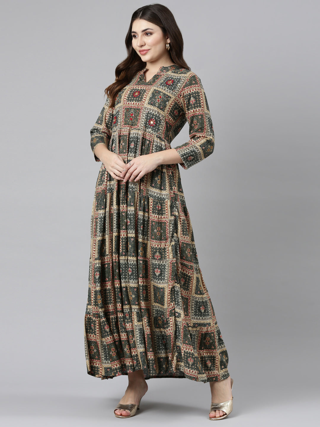Neerus Green printed straight gown - detail view 2