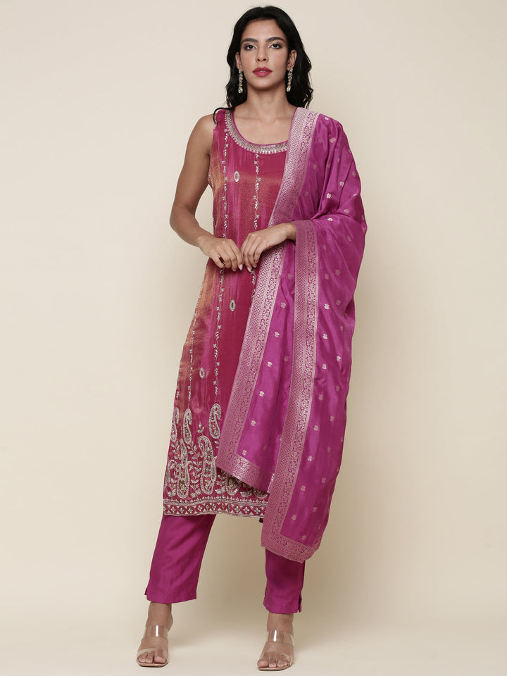 Neerus Pink tissue embroidered suit set - detail view 2