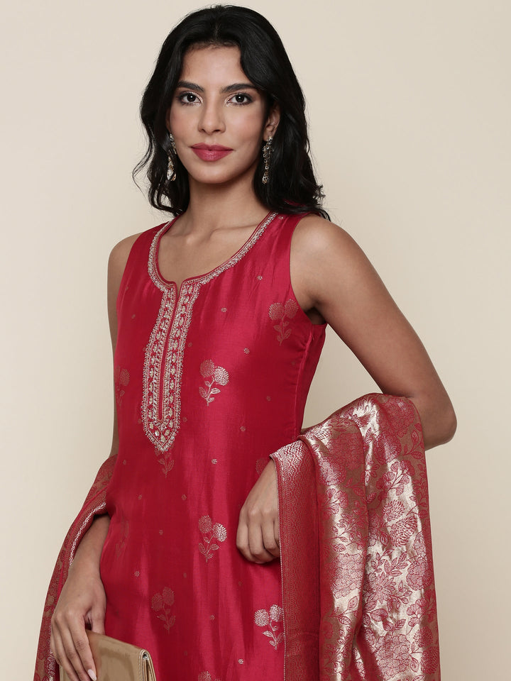 Neerus Red silk embroidered suit set - detail view 3