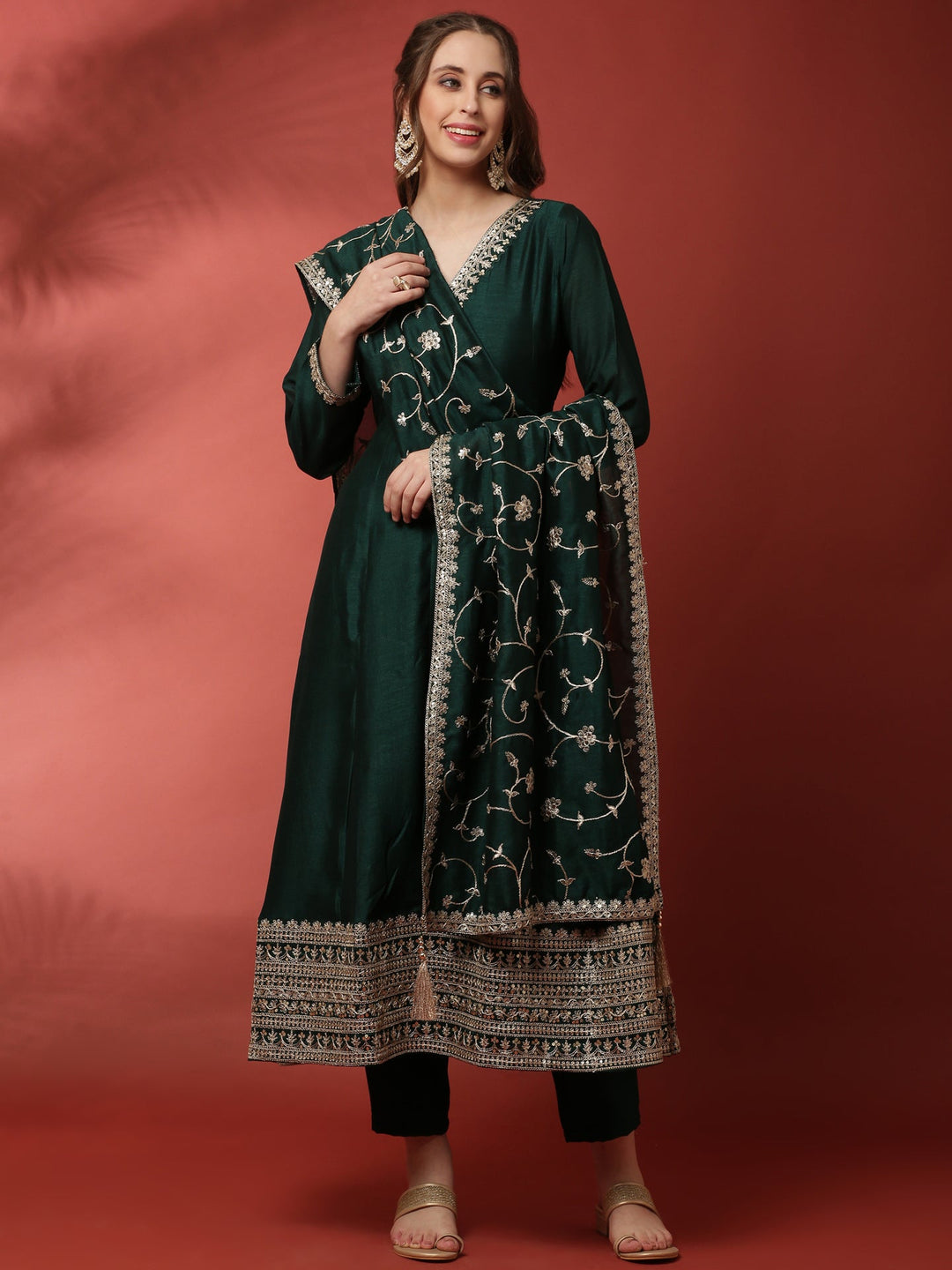 Neerus Green viscose embroidered suit set - detail view 2