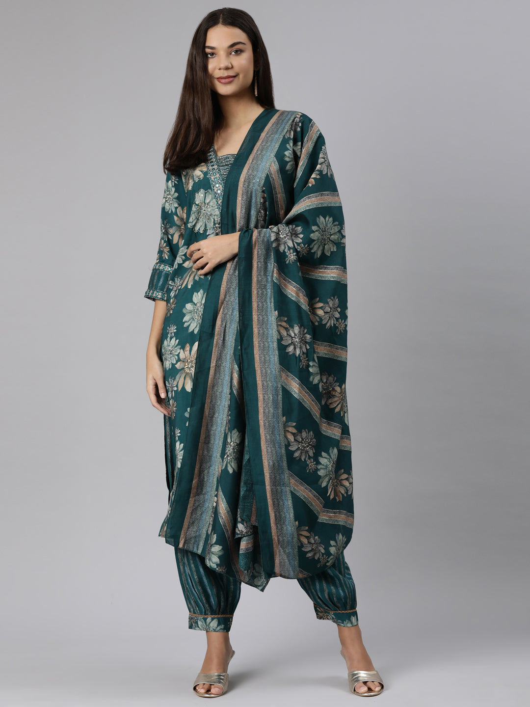 Neerus Green printed floral straight suit set - detail view 2