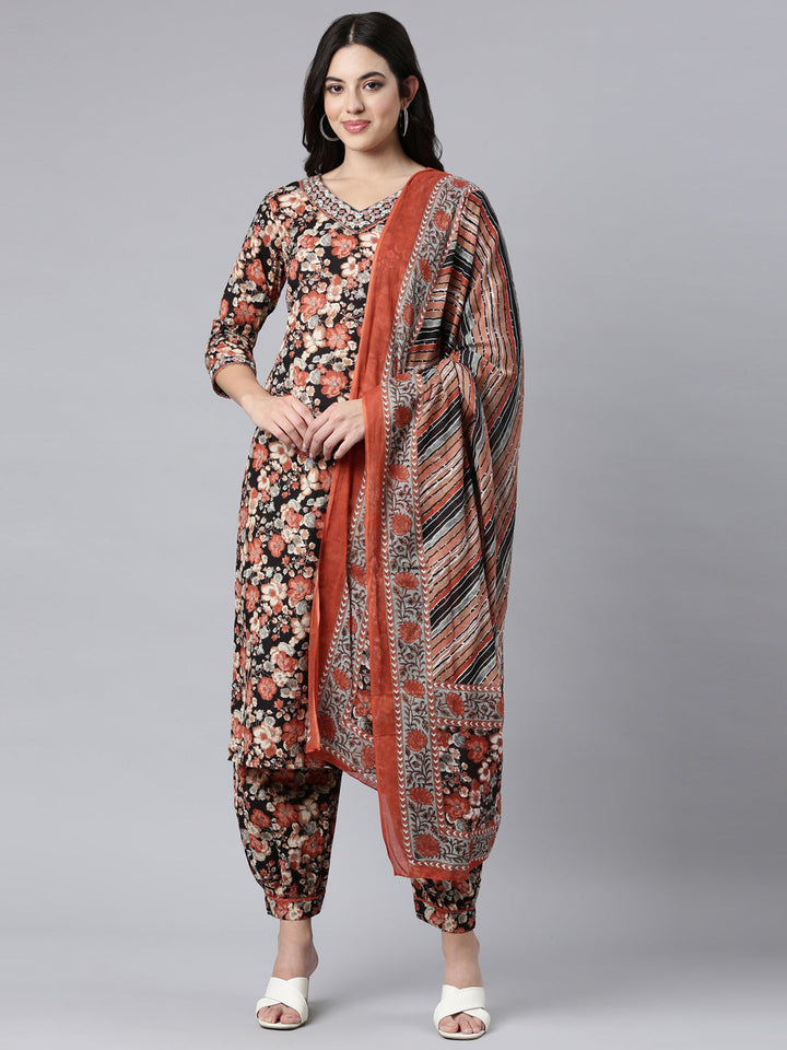 Neerus Black printed floral suit set - front view