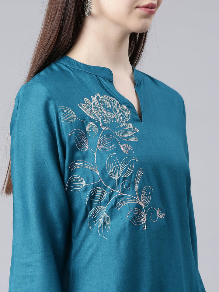 Neerus Green printed floral straight kurta - detail view 2