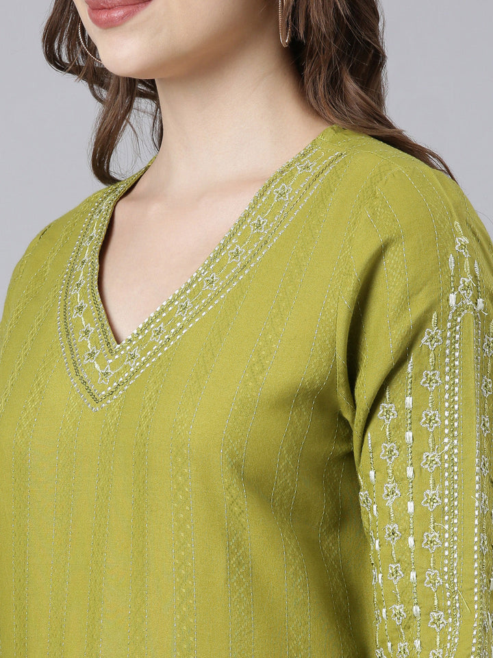 Neerus Green cotton printed straight kurta panelled - detail view 2