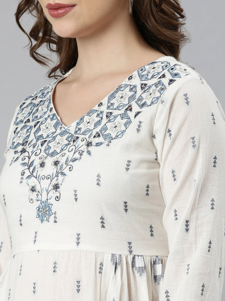 Neerus White cotton printed suit set - detail view 4