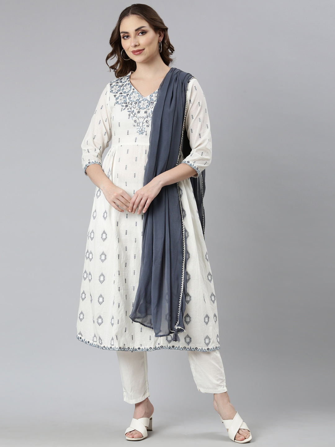 Neerus White cotton printed suit set - front view