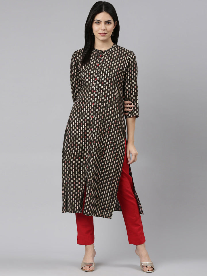 Neerus Green rayon printed straight kurti - detail view 2