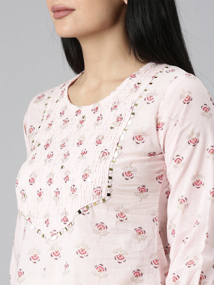Neerus Pink cotton printed straight kurta - detail view 2