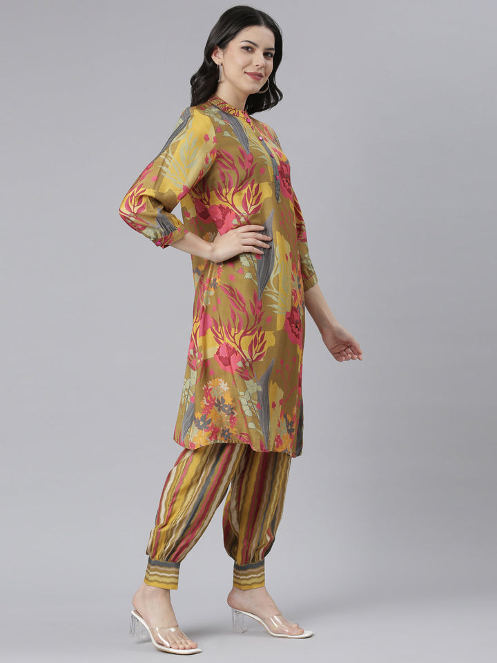 Neerus Green muslin printed kurta set - back view