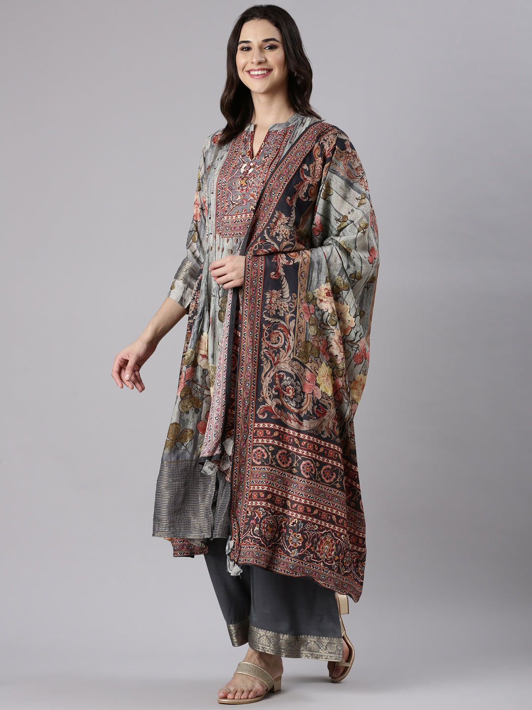 Neerus Grey silk block printed suit set - detail view 2