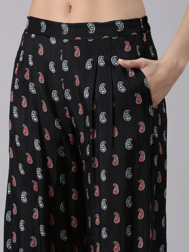 Off White Muslin Printed Three Piece Set