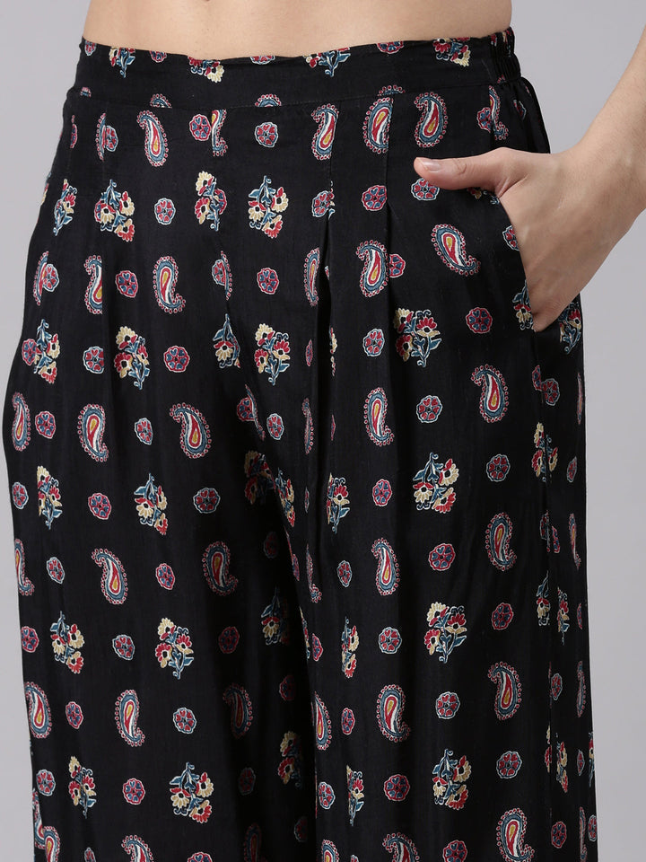 Off White Muslin Printed Three Piece Set