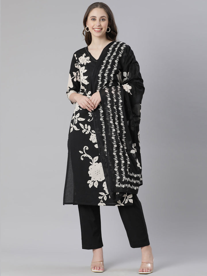 Neerus Black cotton printed suit set - front view