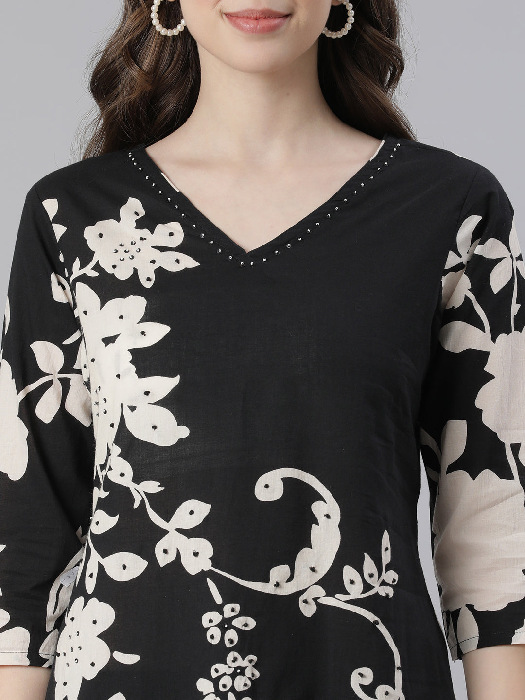 Neerus Black cotton printed suit set - detail view 1