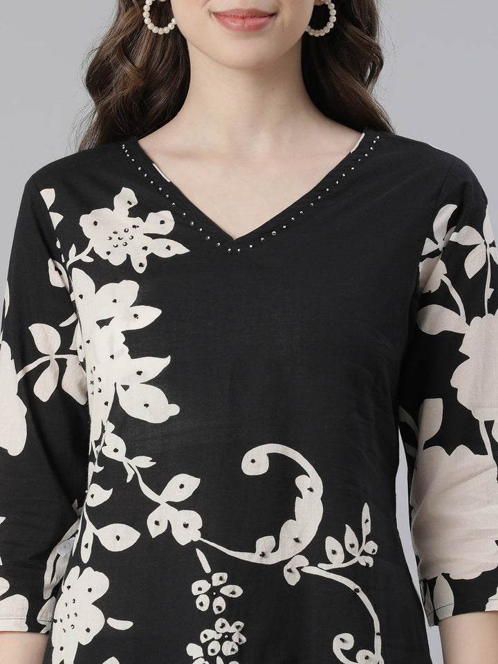 Neerus Black cotton printed suit set - detail view 1