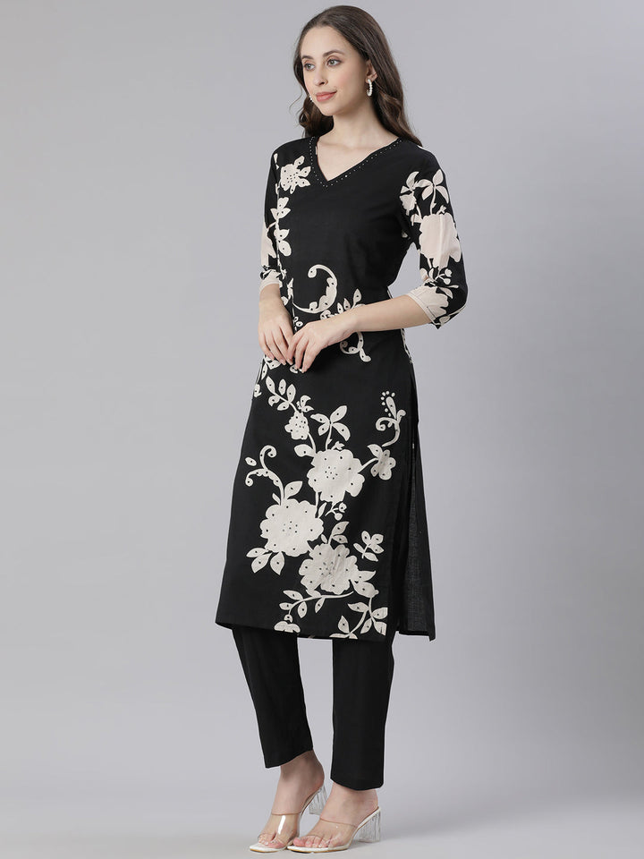 Neerus Black cotton printed suit set - back view