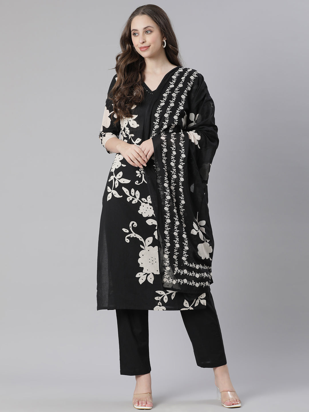 Neerus Black cotton printed suit set - detail view 2