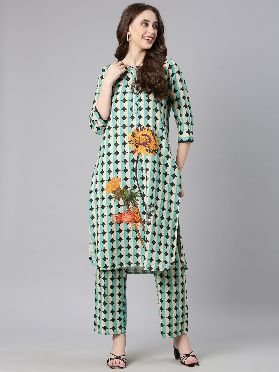 Neerus Green linen printed kurta set with trousers - detail view 2