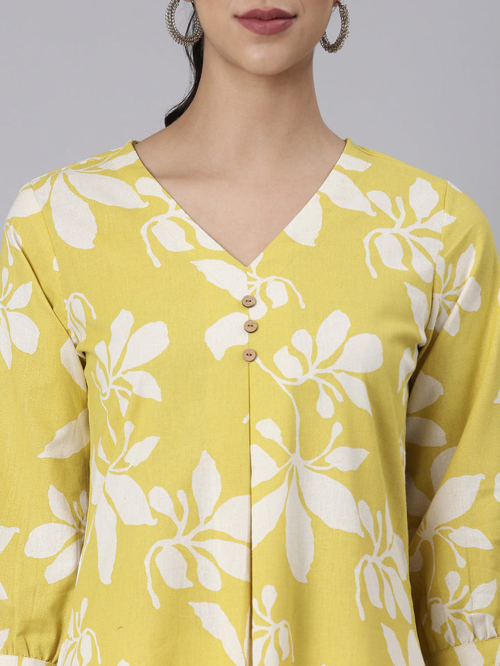 Neerus Yellow Casual Floral Straight Kurtas