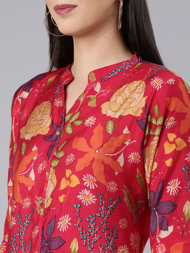 Neerus Red muslin printed straight kurta - detail view 2