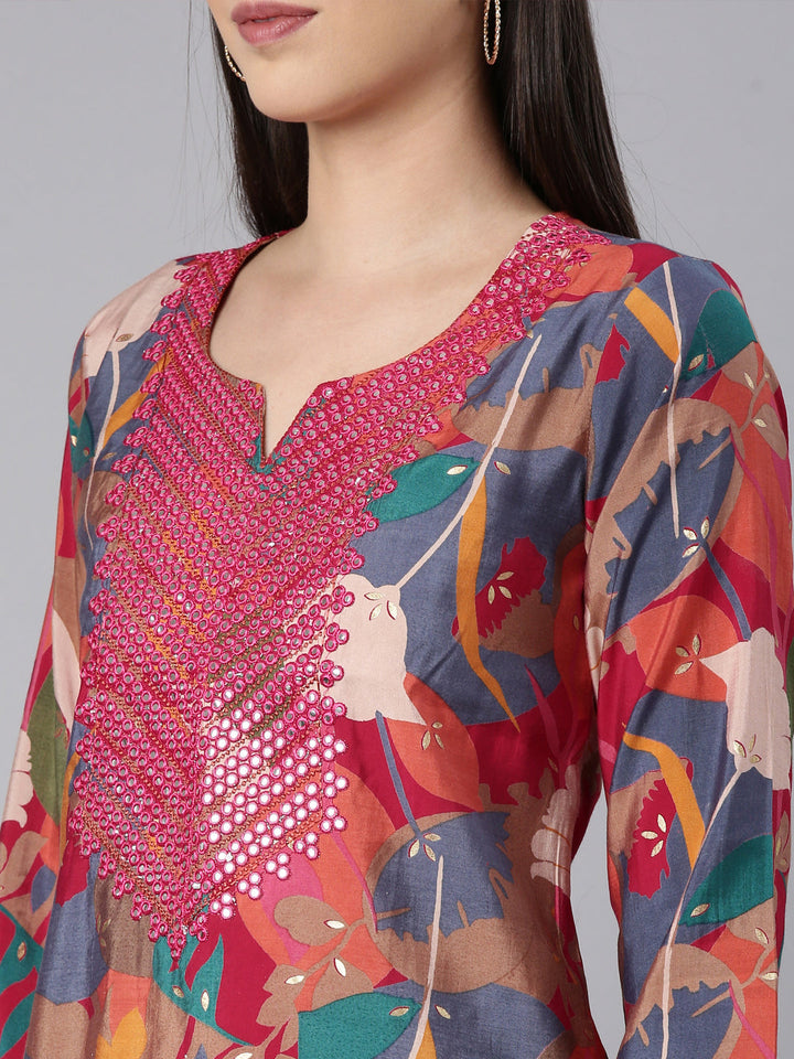 Neerus Red modal printed floral straight kurta - detail view 2