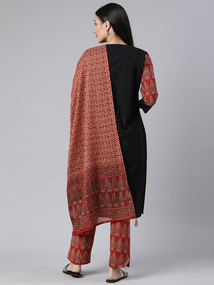 Neerus Black solid straight suit set kurta trouser dupatta - side view
