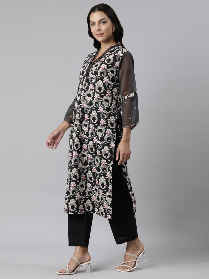 Neerus Black cotton printed suit set - back view