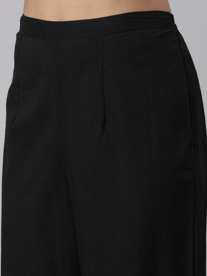 Neerus Black cotton printed suit set - detail view 4
