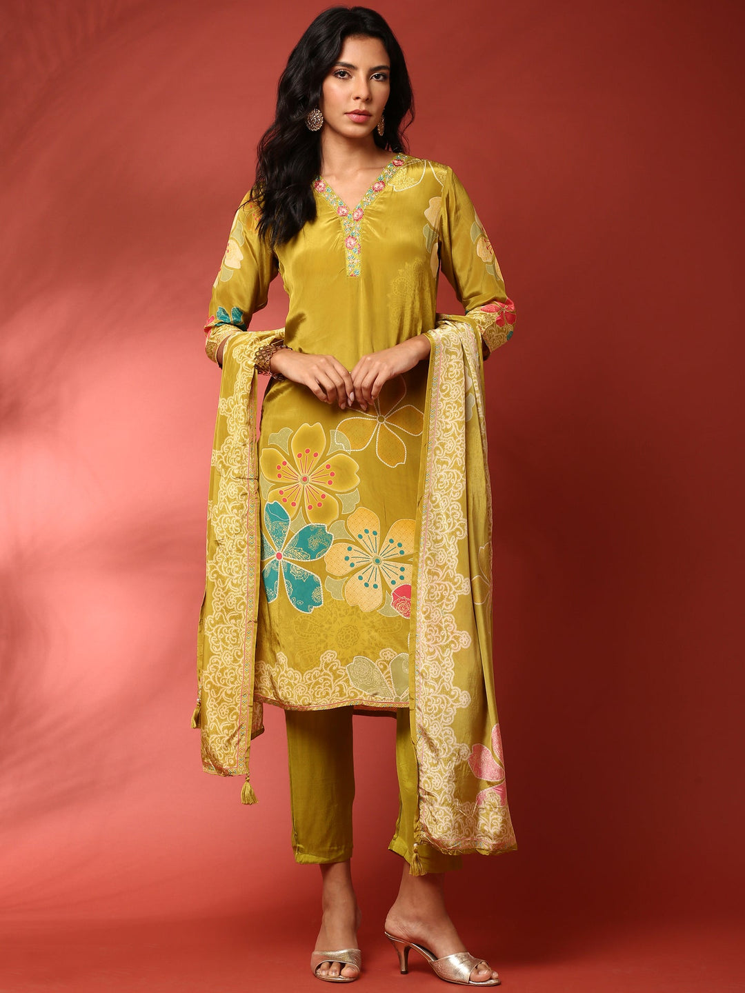Neerus Green crepe ethnic suit set - detail view 2