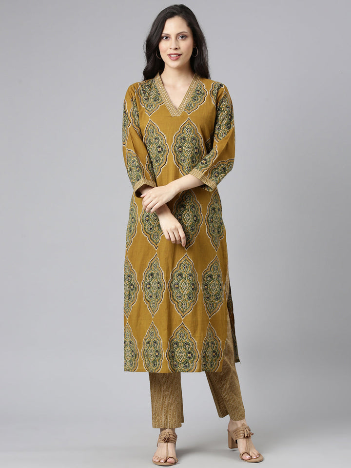 Neerus Green cotton printed suit set - front view