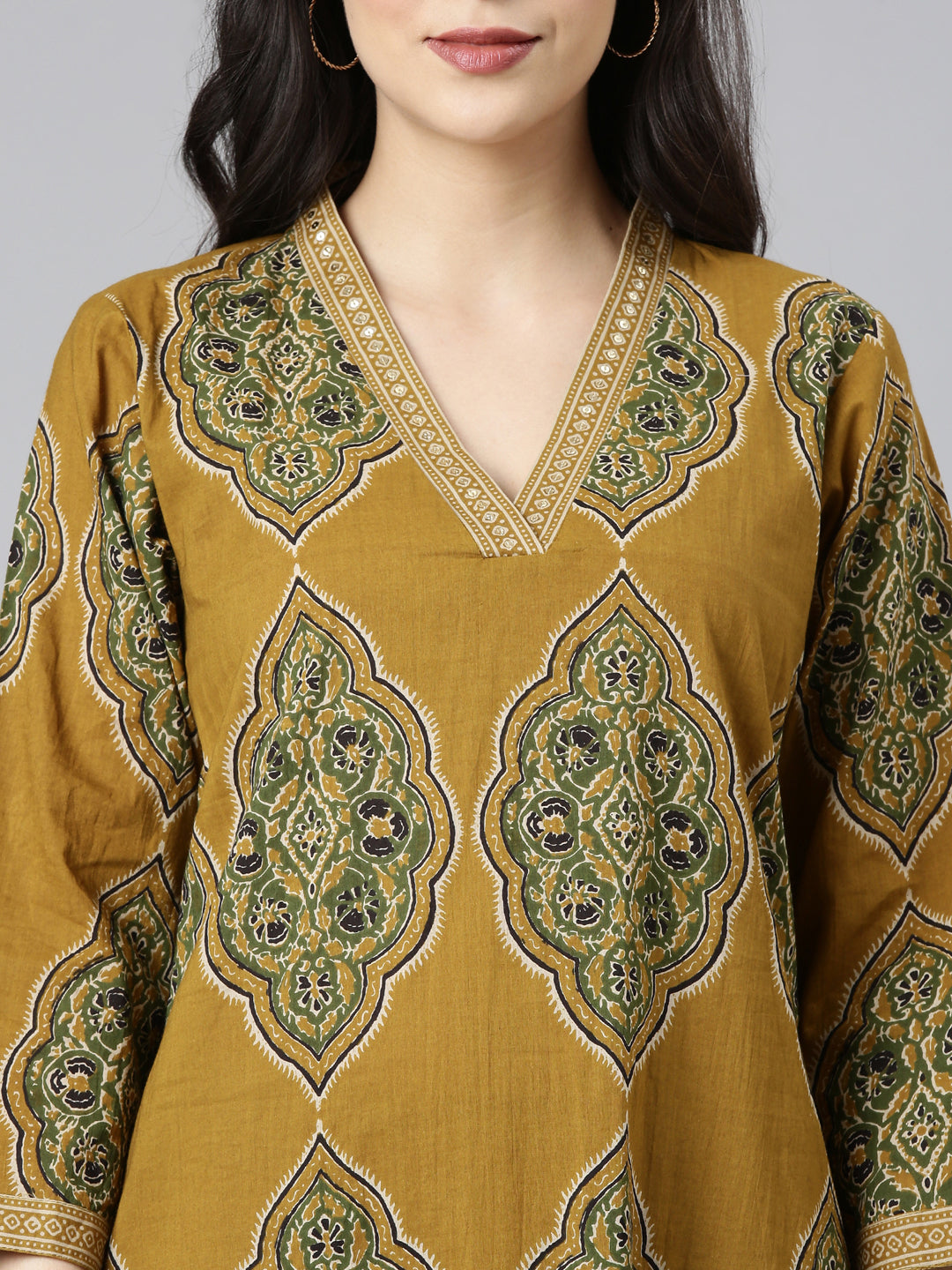 Neerus Green cotton printed suit set - detail view 1