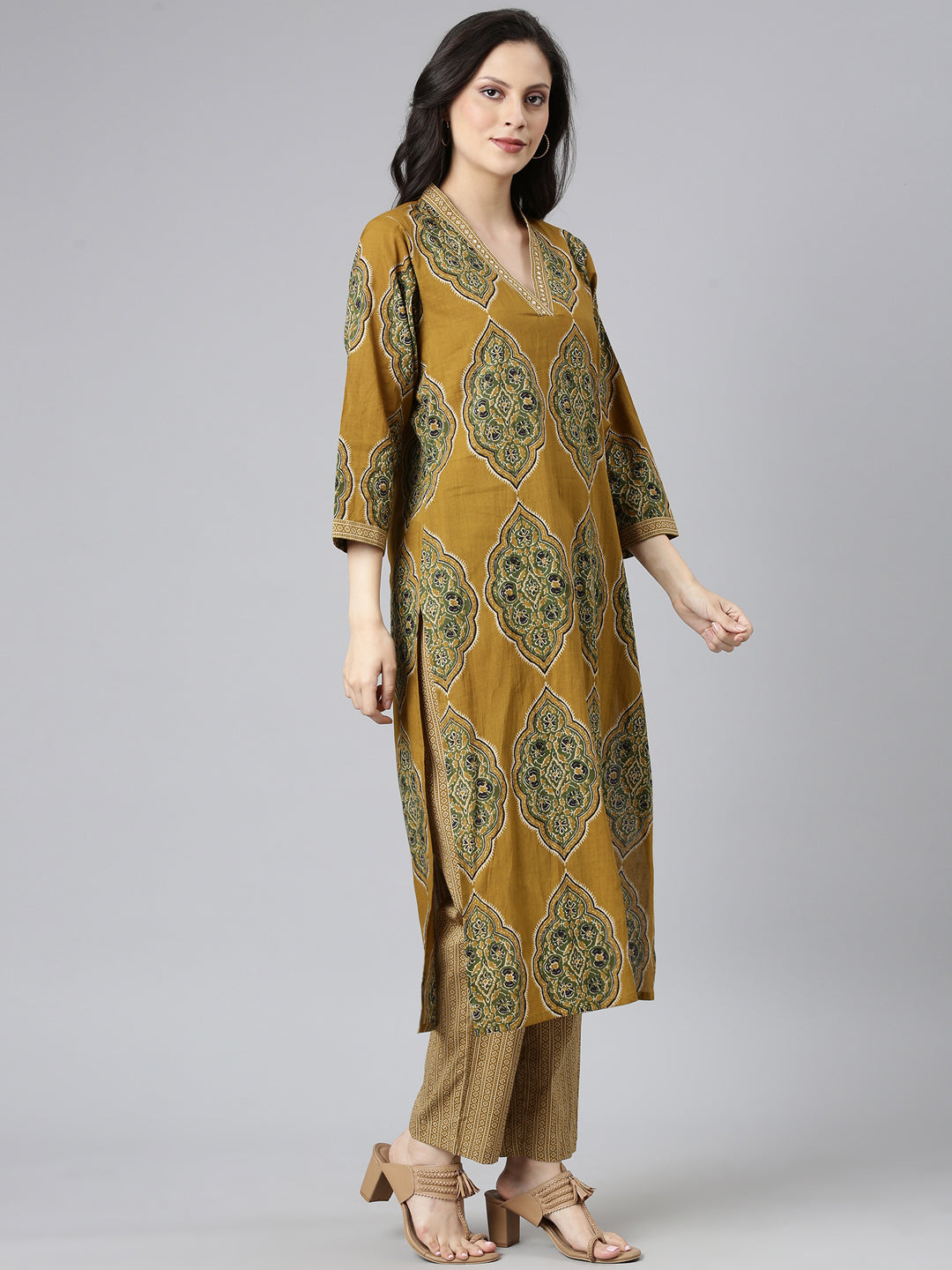 Neerus Green cotton printed suit set - back view