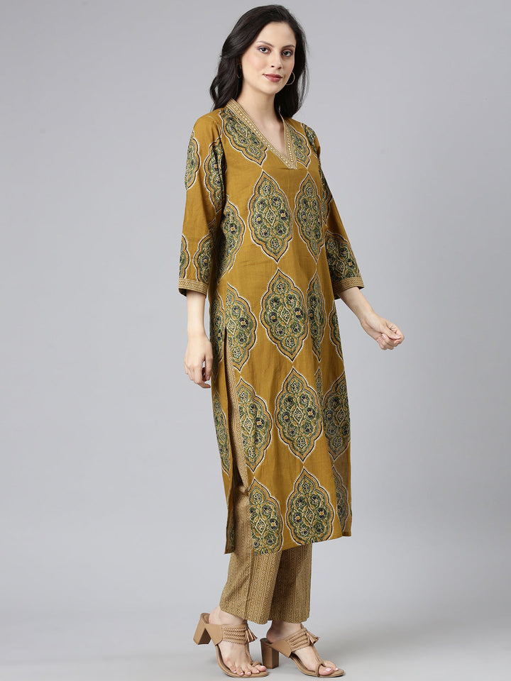 Neerus Green cotton printed suit set - back view