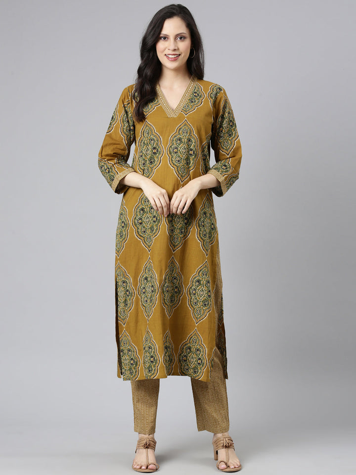 Neerus Green cotton printed suit set - detail view 2