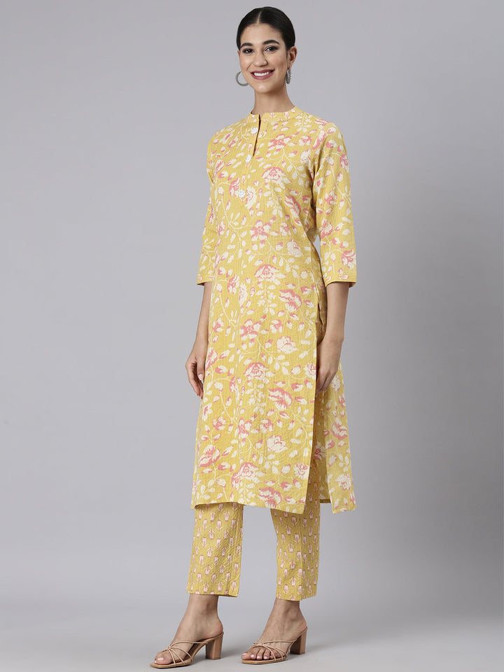 Neerus Green cotton printed kurta set - back view