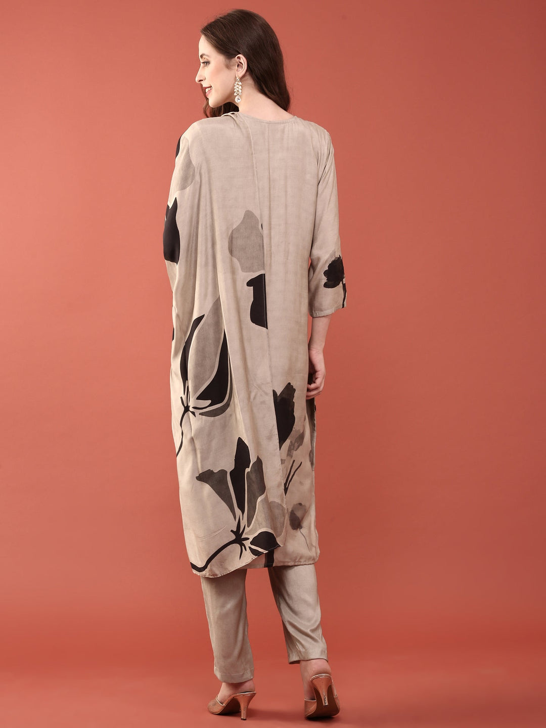 Neerus Grey muslin digital printed suit set - side view