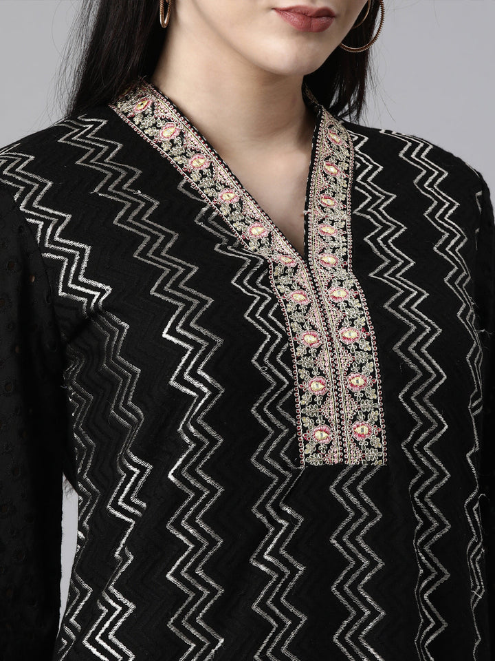 Neerus Black cotton printed suit set - detail view 2