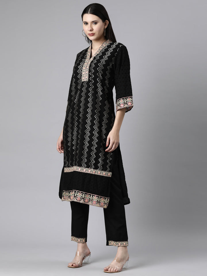 Neerus Black cotton printed suit set - back view