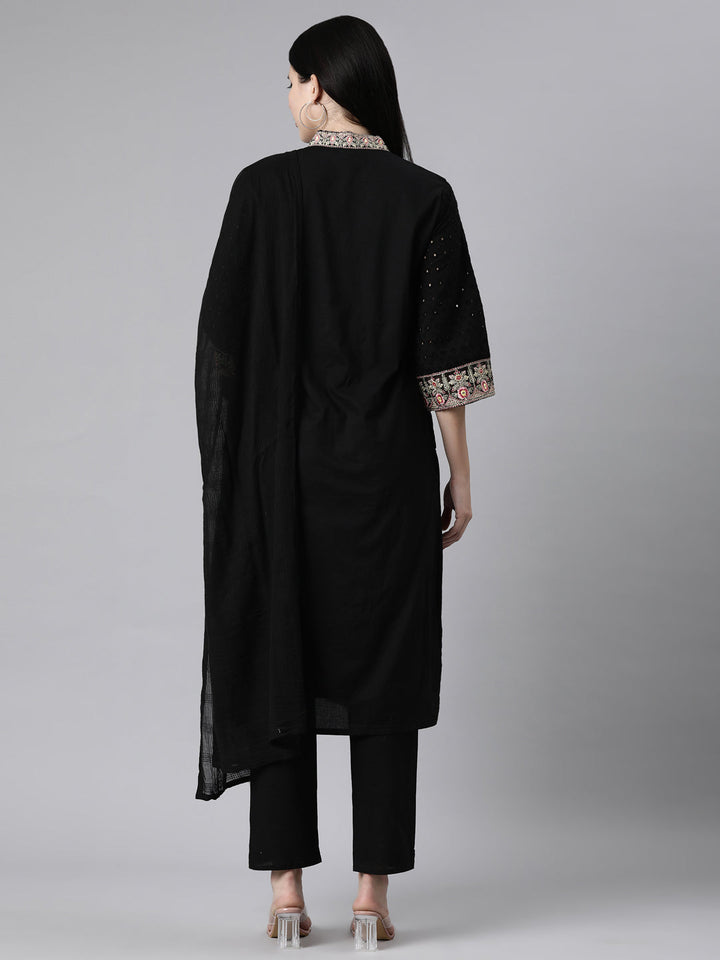 Neerus Black cotton printed suit set - detail view 1
