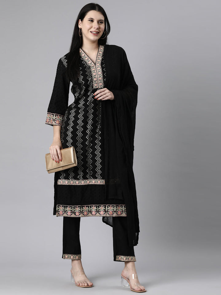 Neerus Black cotton printed suit set - detail view 3